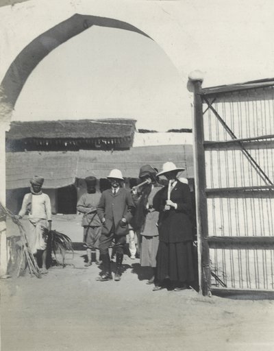 Major Gosling, Judy Smith und Lilah Wingfield rauchen Zuckerrohr auf einer Polizeistation in der Nähe von Fatehpur Sikri, Januar 1912 von Sylvia Brooke